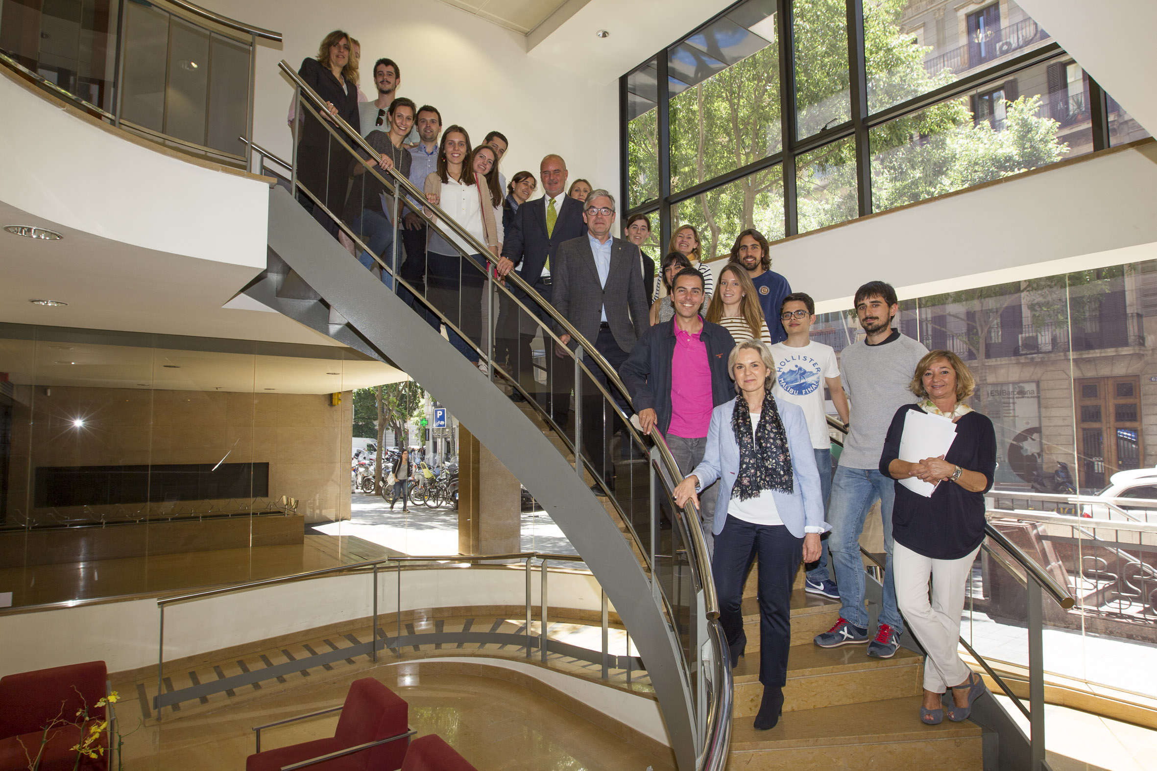Els alumnes del MGOF amb el president del COFB, Jordi de Dalmases, el director del màster, Joan Carles Serra, i les coordinadores, Mònica Gallach (a dalt a l'esquerra) i Cristina Rodríguez (a baix de tot).