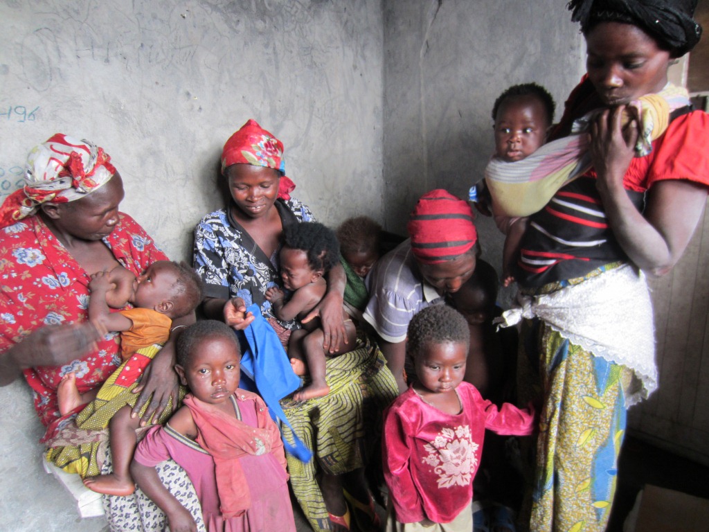 24. Asistencia sanitaria a niños malnutridos en los campamentos de Goma 2.V.Oraizor2014