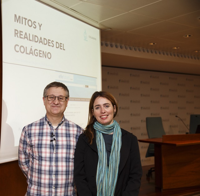 Juan Martínez i Anna Bach durant la conferència.