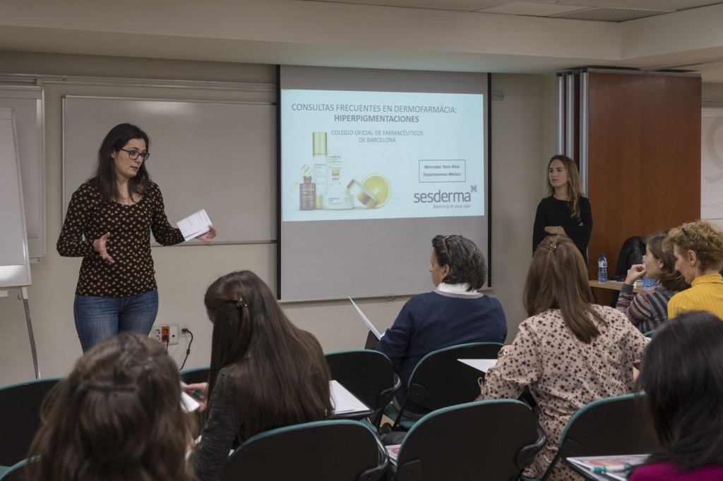 Marta Alcalde, coordinadora del curs i vocal de Dermofarmàcia i Productes Sanitaris del COFB, durant una de les sessions.