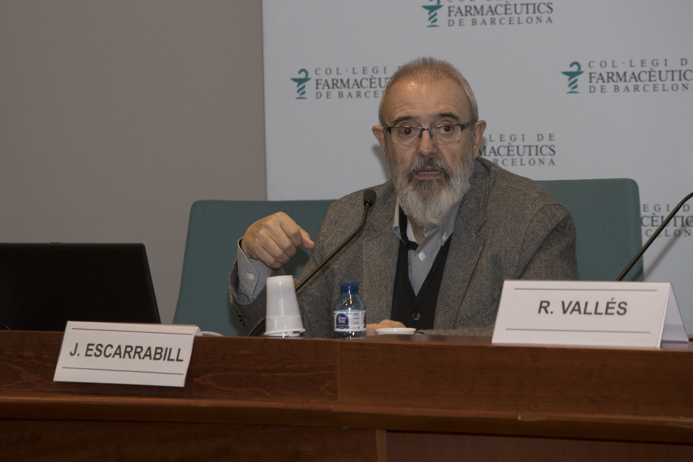 El Dr. Escarrabill, durant la seva conferència.
