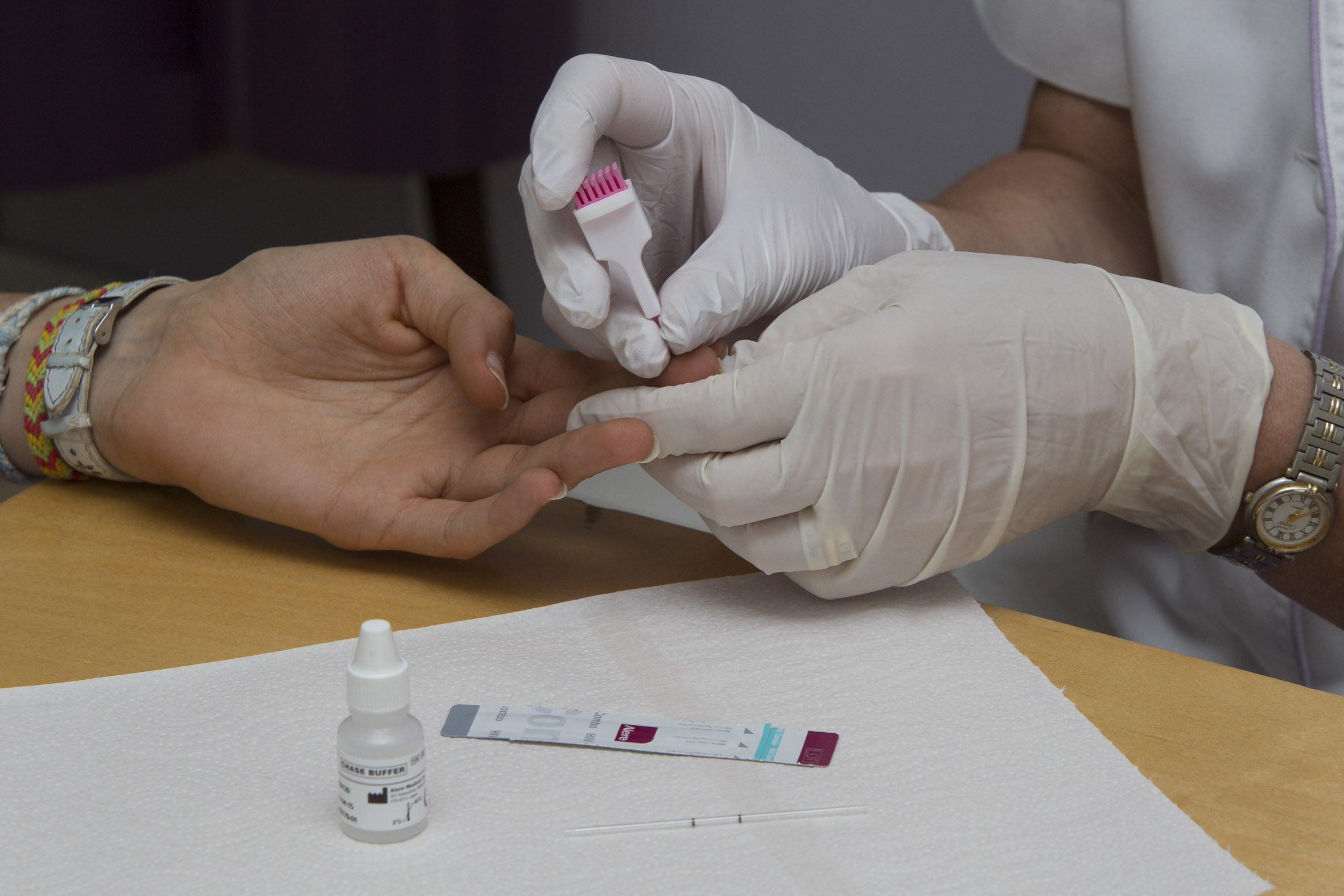 Prova de detecció precoç del VIH en una farmàcia. 