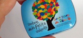 Les farmàcies catalanes acullen la campanya solidària “L’Arbre dels petits valents”