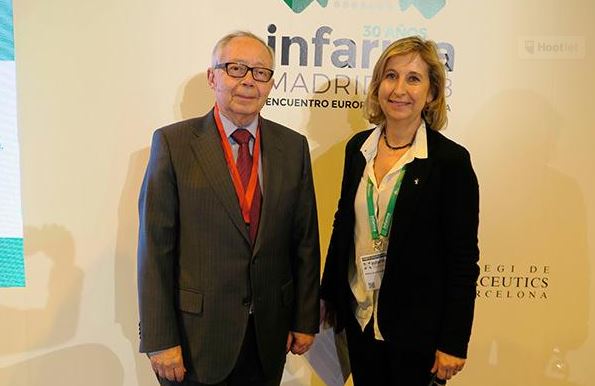 Julio Sánchez Fierro i Núria Bosch abans d'arrencar la conferència. Font: IMFarmacias