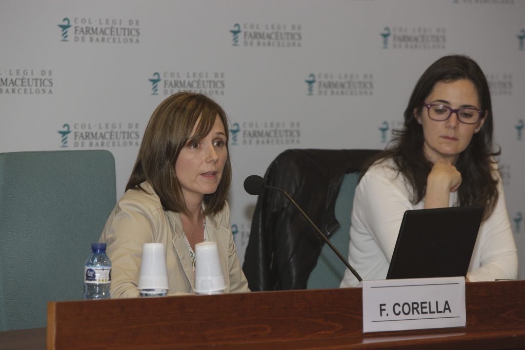La ponent Francesca Corella i la vocal de Dermofarmàcia i Productes Sanitaris del COFB, Marta Alcalde, durant un moment de l'acte.