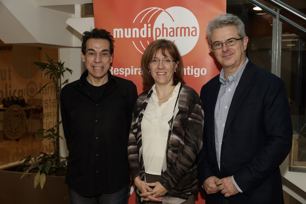 D'esquerra a dreta: José Luis Bimbela, Roser Vallès i Juan Manuel Collar Martínez, director de Relacions Institucionals i Farmacoeconomia de Mundipharma.
