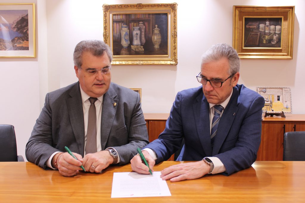Antoni Torres (AFB) i Jordi de Dalmases signant el document de suport a la candidatura de Núria Bosch el mes de març passat.