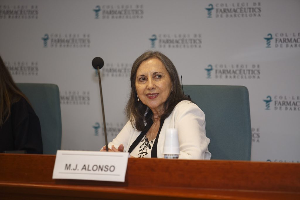 María José Alonso, farmacèutica, professora i tutora del Màster de Fitoteràpia IL3-UB, en un moment de la conferència.