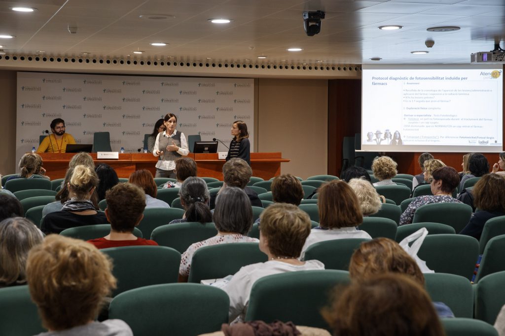 La metgessa Sònia Martínez i la farmacèutica Maria Perelló, en un moment de la seva intervenció, en què van utilitzar la metodologia Kahoot. 