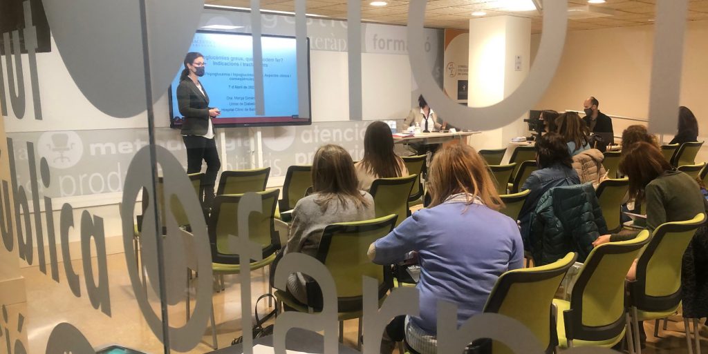 El passat 7 d'abril va tenir lloc al Col·legi de Farmacèutics de Barcelona (COFB) la formació "Hipoglucèmies greus, què hi podem fer? Indicacions i tractaments". 