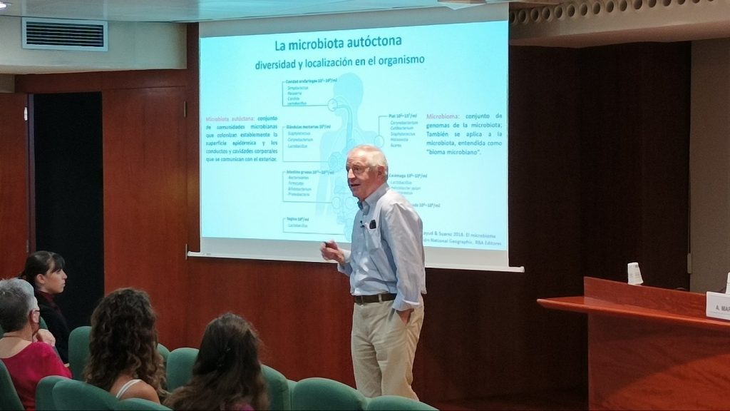El catedràtic de Microbiologia de la Universitat d'Oviedo, Evaristo Suárez, en l'inici de la seva intervenció. 
