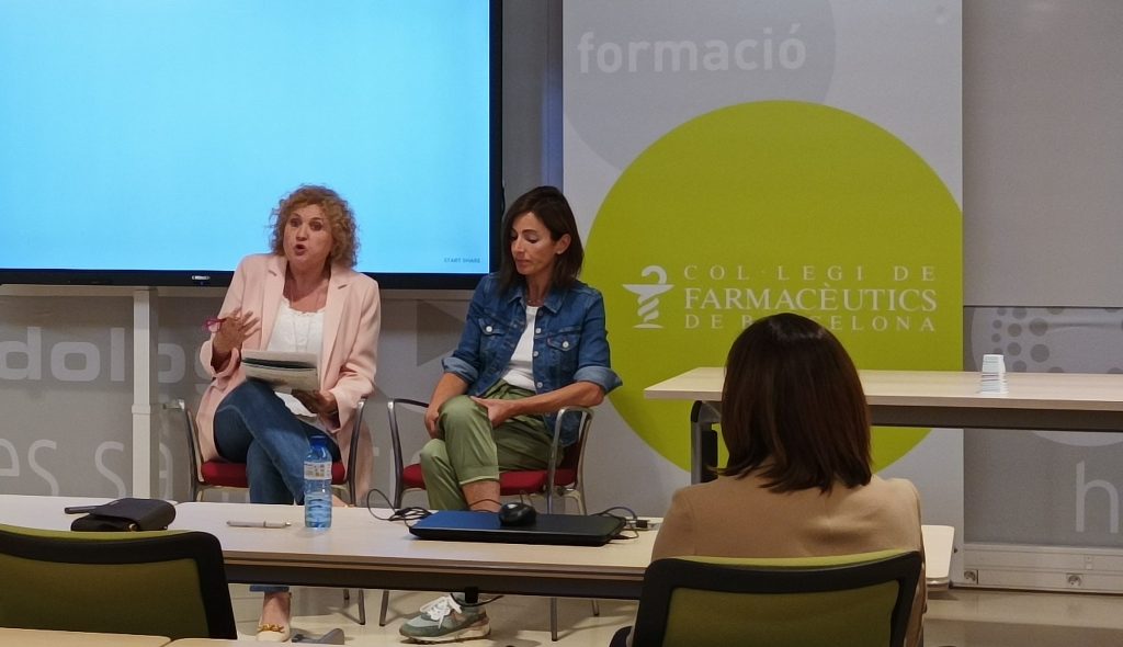Montserrat Ginés , vicepresidenta primera d’Acción Psoriasis, i Mercè Vilanova, pacient i membre de la mateixa associació, van cloure la sessió informativa.