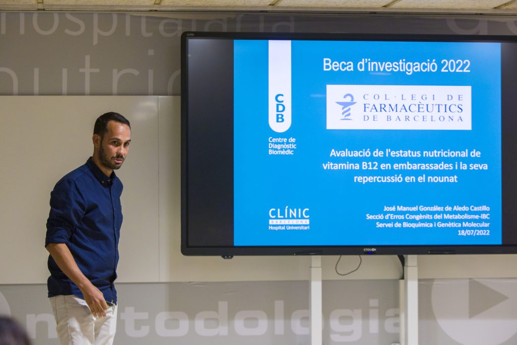 José Manuel González de Aledo Castillo, en un moment de la presentació del projecte becat pel COFB "Avaluació de l'estatus nutricional de vitamina B12 en embarassades i la seva repercussió en el nounat".