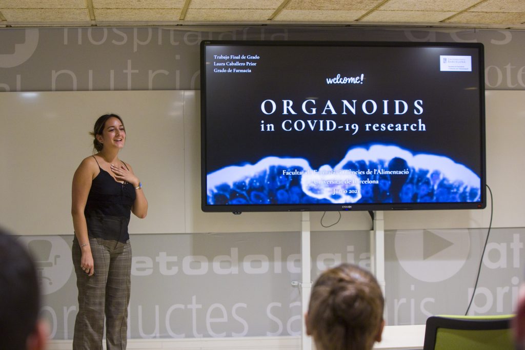Laura Caballero Prior, durant l’exposició del resultat del seu Treball de Fi de Grau "Organoids in COVID-19 research".