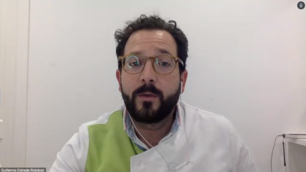 Guillermo Estrada, farmacèutic comunitari i vocal d’Investigació i Docència del COF de Toledo, en un moment de la seva presentació. 