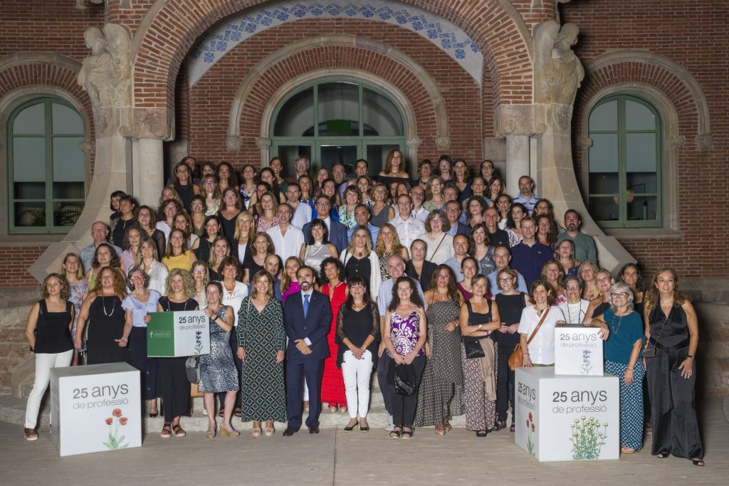 Foto de grup amb els col·legiats que celebraven 25 anys de col·legiació (promoció 2022).