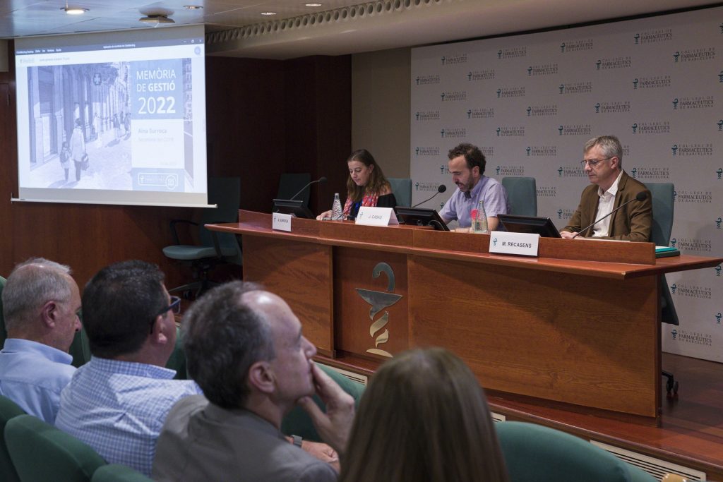 D’esquerra a dreta, els membres de la Junta del COFB que van encapçalar la Junta General Ordinària: Aina Surroca, secretària; Jordi Casas, president; i Miquel Recasens, tresorer.