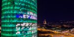La Torre Glòries de Barcelona il·luminada de color verd per homenatjar als farmacèutics i farmacèutiques.