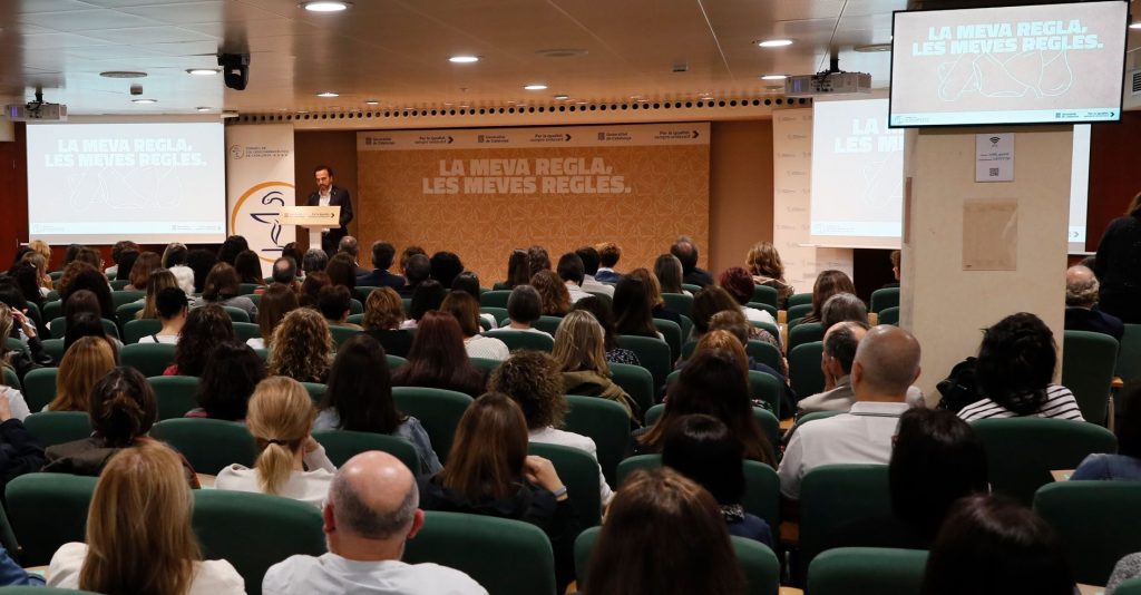 El president del CCFC, Jordi Casas, durant l'acte de formació sobre productes menstruals. 