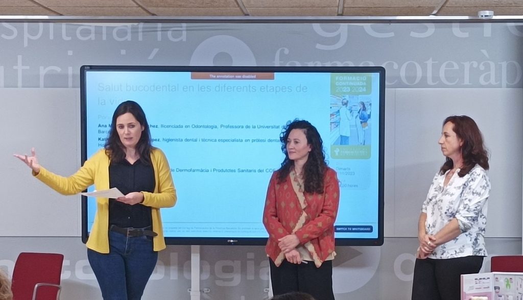 Marta Alcalde presentant la formació sobre salut bucodental, juntament amb Ana M. González i Katherine Guardiola. 