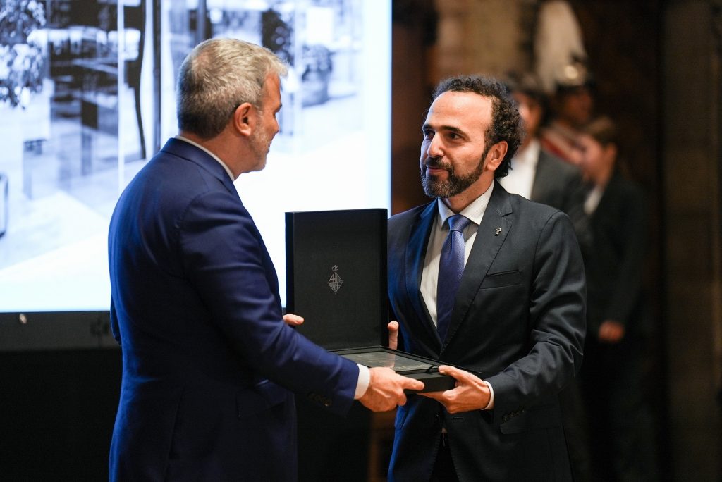 L'alcalde de l'Ajuntament de Barcelona, Jaume Collboni, fent entrega de la distinció al president del COFB, Jordi Casas.