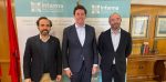 El president del COFB, Jordi Casas, el president del COFM, Manuel Martínez del Peral, i el president de CloserStill, Agustín Torres, a la presentació de les novetats d'Infarma Madrid 2024.