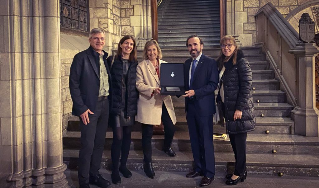 El president del COFB, acompanyat d'altres membres de la Junta de Govern, amb la distinció d’institució centenària de l’Ajuntament de Barcelona.