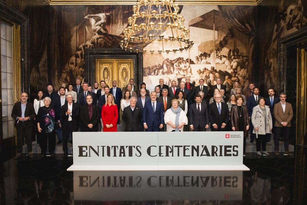Representats de les entitats i institucions guardonades amb la Distinció d’Entitat Centenària de Barcelona per l'any 2023. 