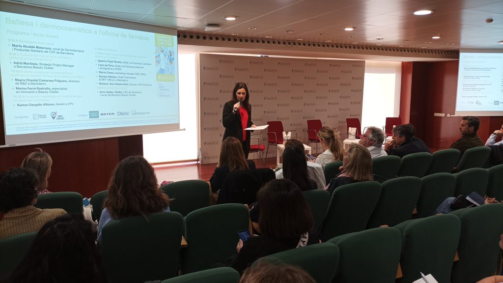 Marta Alcalde presentant la jornada "Bellesa i dermocosmètica a l’oficina de farmàcia".